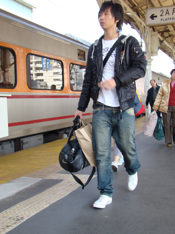 行進中的月台旅客台中火車站台灣鐵路旅遊攝影