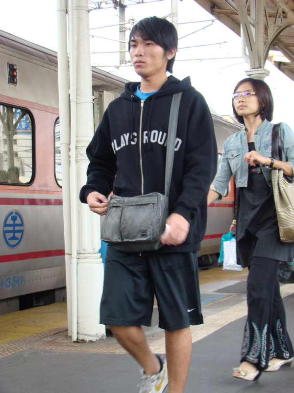 行進中的月台旅客台中火車站台灣鐵路旅遊攝影