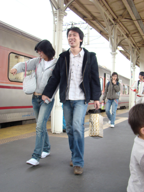 行進中的月台旅客台中火車站台灣鐵路旅遊攝影