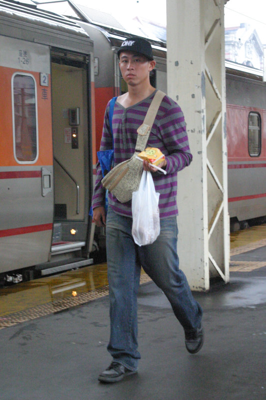 行進中的月台旅客台中火車站台灣鐵路旅遊攝影