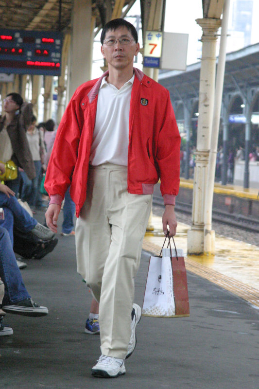 行進中的月台旅客台中火車站台灣鐵路旅遊攝影