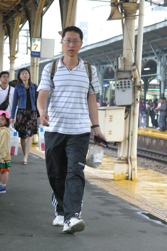 行進中的月台旅客台中火車站台灣鐵路旅遊攝影