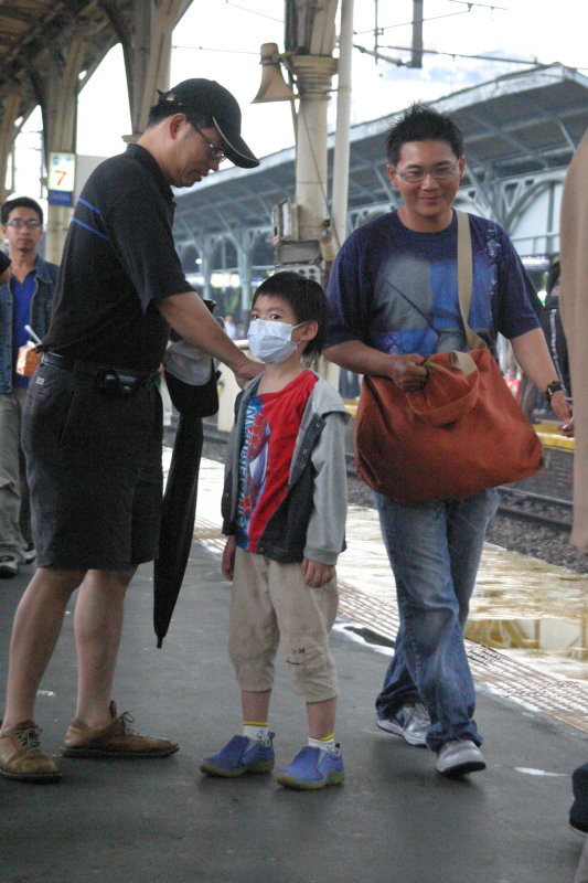 行進中的月台旅客台中火車站台灣鐵路旅遊攝影