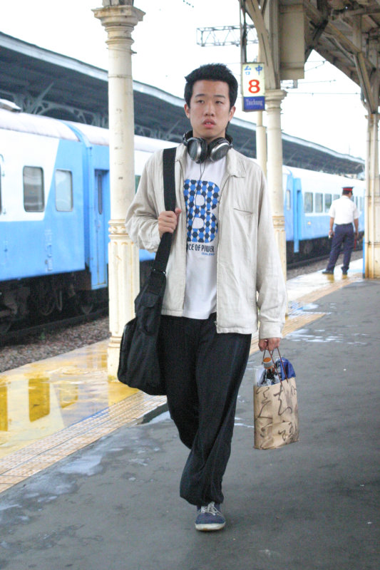 行進中的月台旅客台中火車站台灣鐵路旅遊攝影