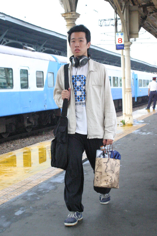 行進中的月台旅客台中火車站台灣鐵路旅遊攝影