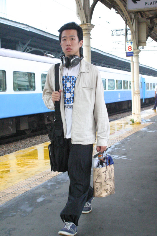 行進中的月台旅客台中火車站台灣鐵路旅遊攝影