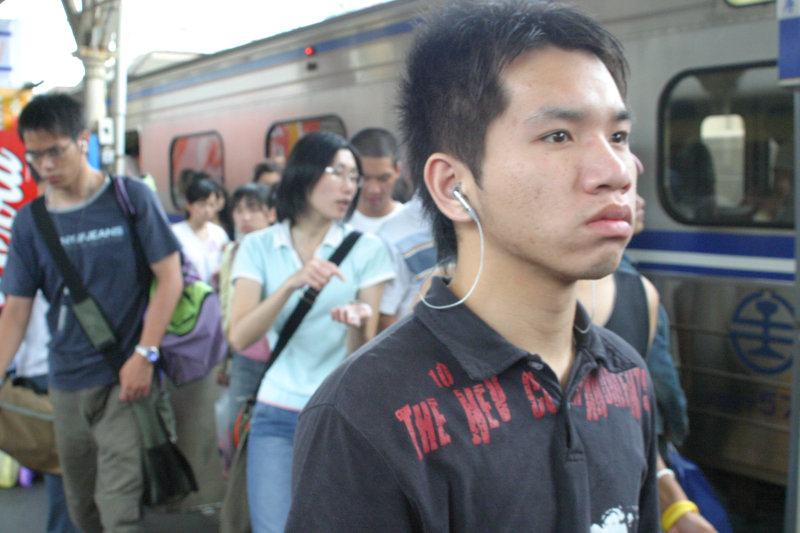 行進中的月台旅客台中火車站台灣鐵路旅遊攝影