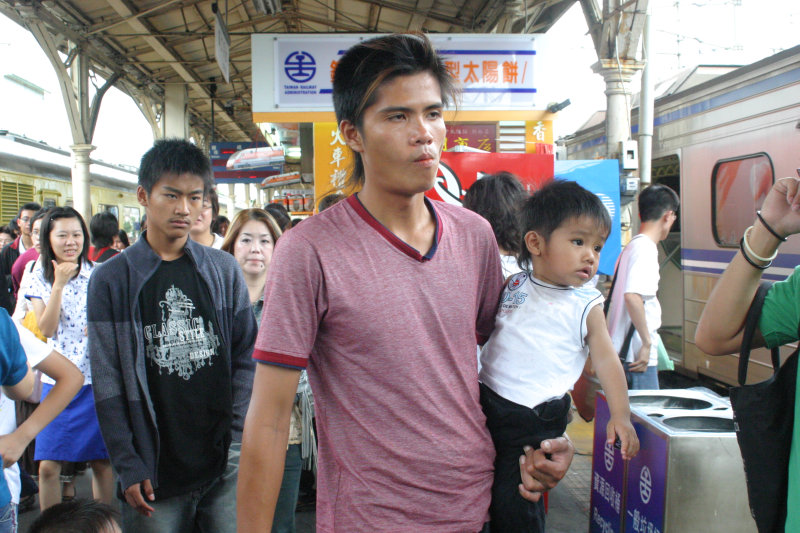 行進中的月台旅客台中火車站台灣鐵路旅遊攝影