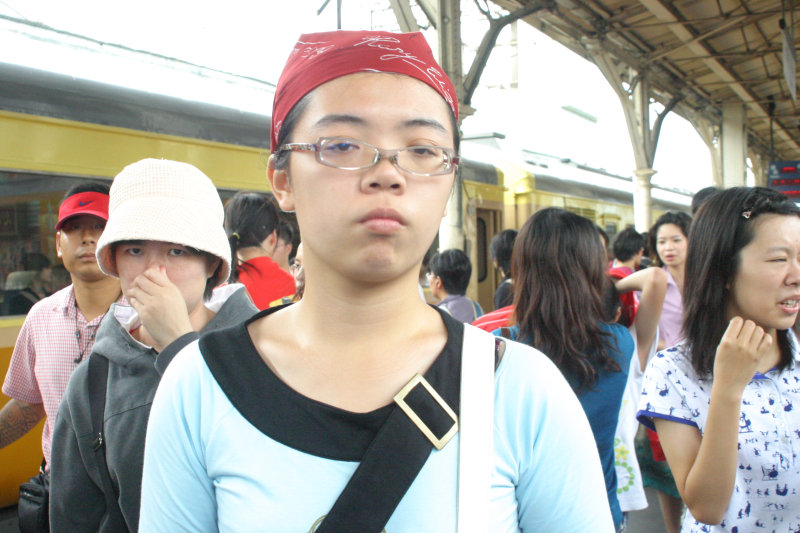 行進中的月台旅客台中火車站台灣鐵路旅遊攝影