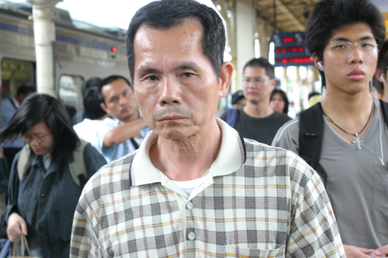 行進中的月台旅客台中火車站台灣鐵路旅遊攝影