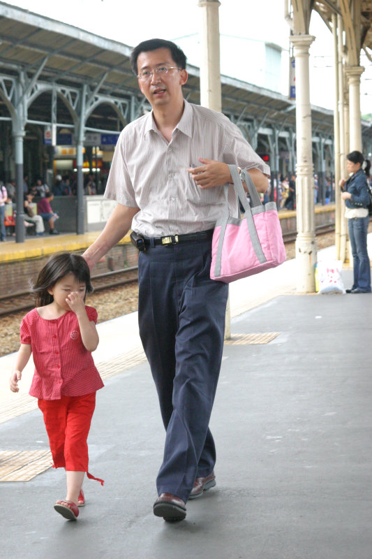 行進中的月台旅客台中火車站台灣鐵路旅遊攝影