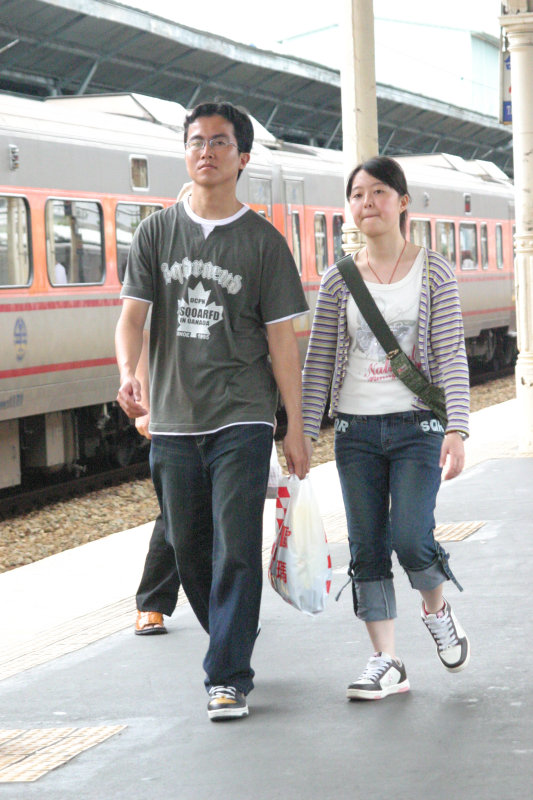 行進中的月台旅客台中火車站台灣鐵路旅遊攝影