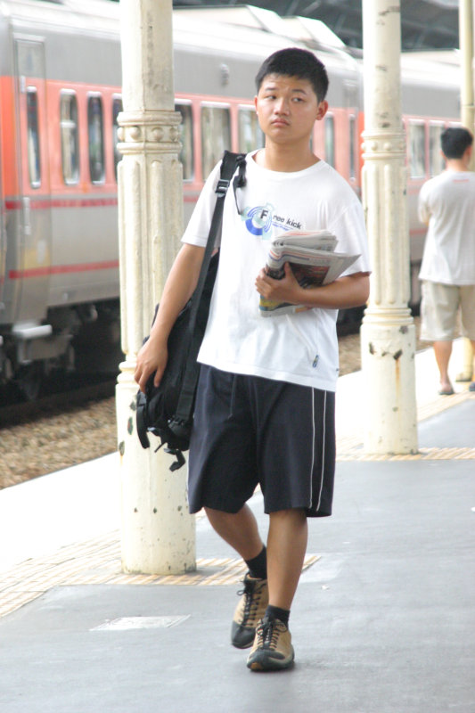 行進中的月台旅客台中火車站台灣鐵路旅遊攝影