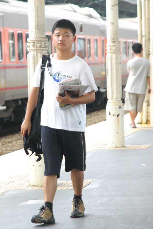 行進中的月台旅客台中火車站台灣鐵路旅遊攝影