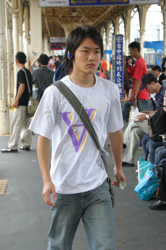 行進中的月台旅客台中火車站台灣鐵路旅遊攝影