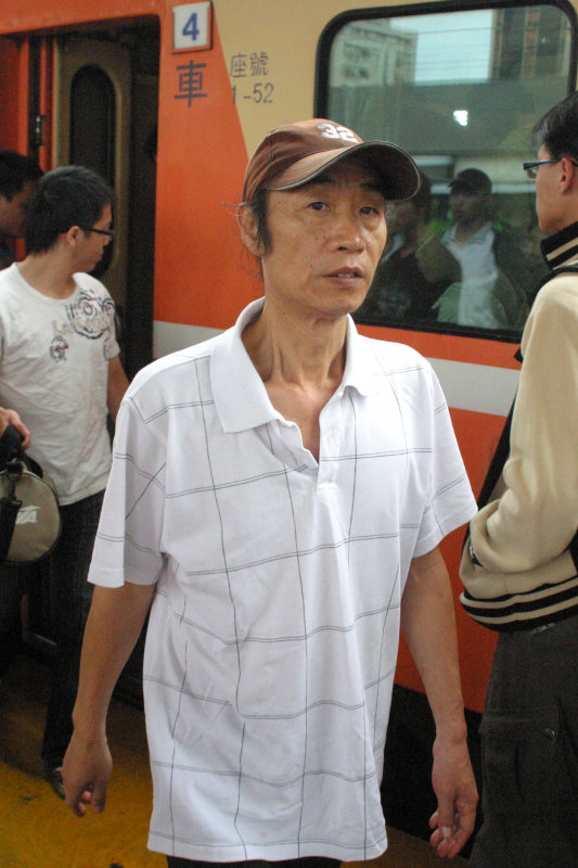 行進中的月台旅客台中火車站台灣鐵路旅遊攝影