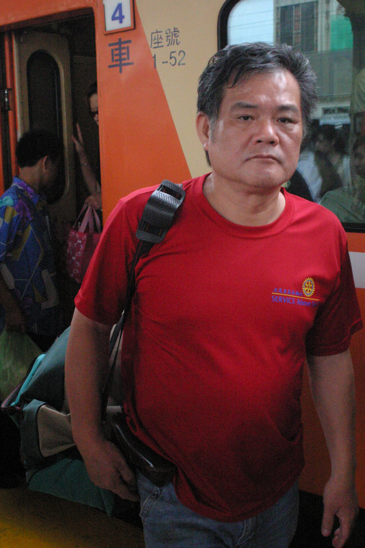 行進中的月台旅客台中火車站台灣鐵路旅遊攝影