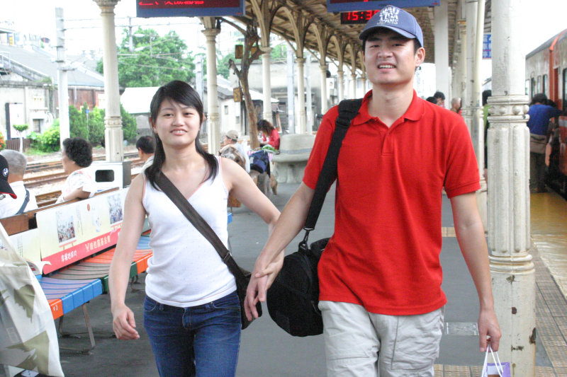 行進中的月台旅客台中火車站台灣鐵路旅遊攝影