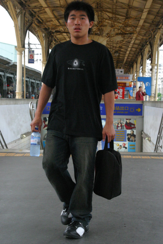 行進中的月台旅客台中火車站台灣鐵路旅遊攝影