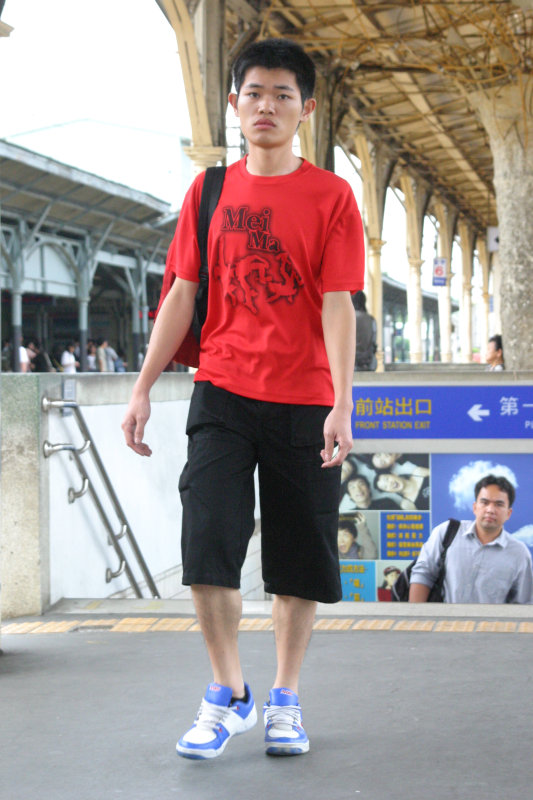 行進中的月台旅客台中火車站台灣鐵路旅遊攝影