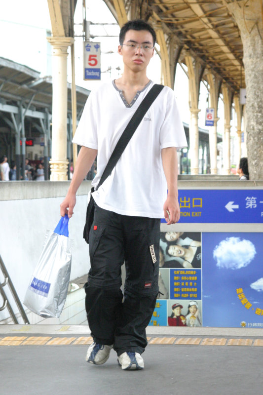 行進中的月台旅客台中火車站台灣鐵路旅遊攝影