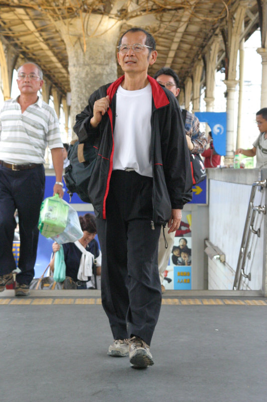 行進中的月台旅客台中火車站台灣鐵路旅遊攝影