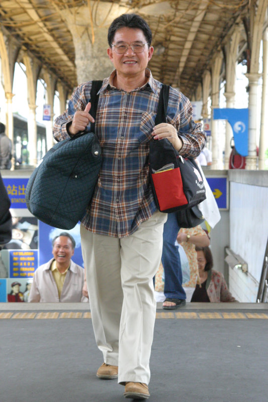 行進中的月台旅客台中火車站台灣鐵路旅遊攝影