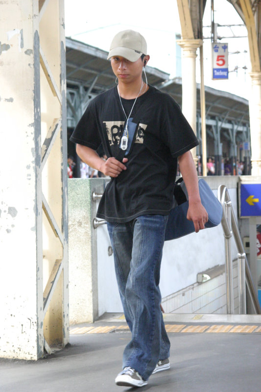 行進中的月台旅客台中火車站台灣鐵路旅遊攝影