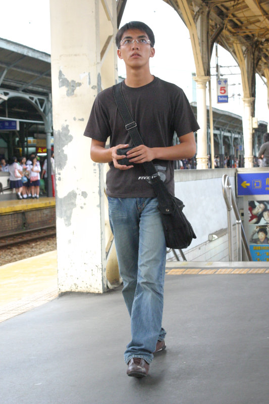 行進中的月台旅客台中火車站台灣鐵路旅遊攝影