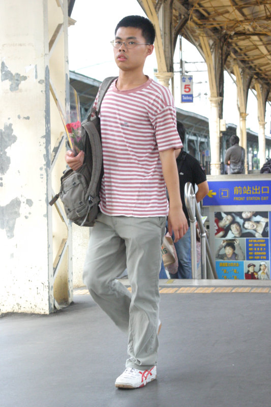 行進中的月台旅客台中火車站台灣鐵路旅遊攝影