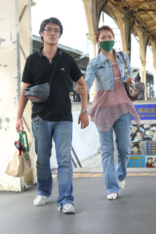 行進中的月台旅客台中火車站台灣鐵路旅遊攝影