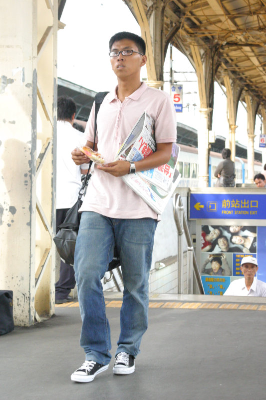 行進中的月台旅客台中火車站台灣鐵路旅遊攝影