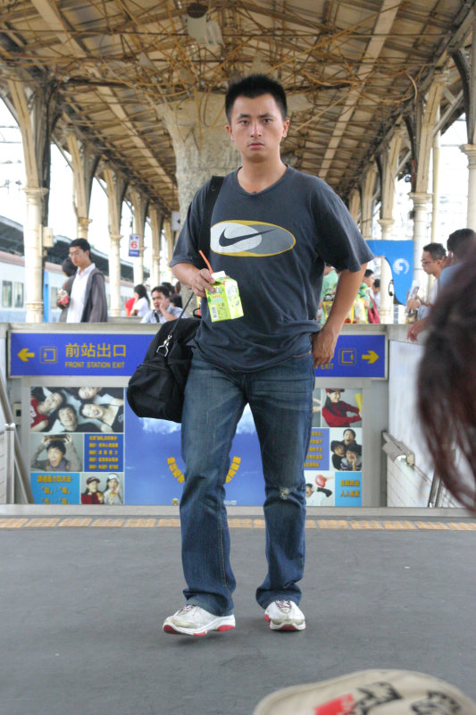 行進中的月台旅客台中火車站台灣鐵路旅遊攝影