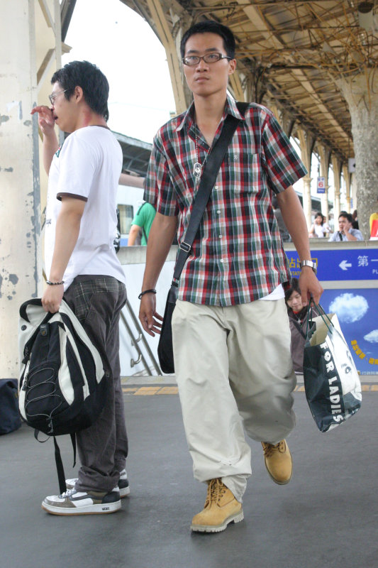 行進中的月台旅客台中火車站台灣鐵路旅遊攝影