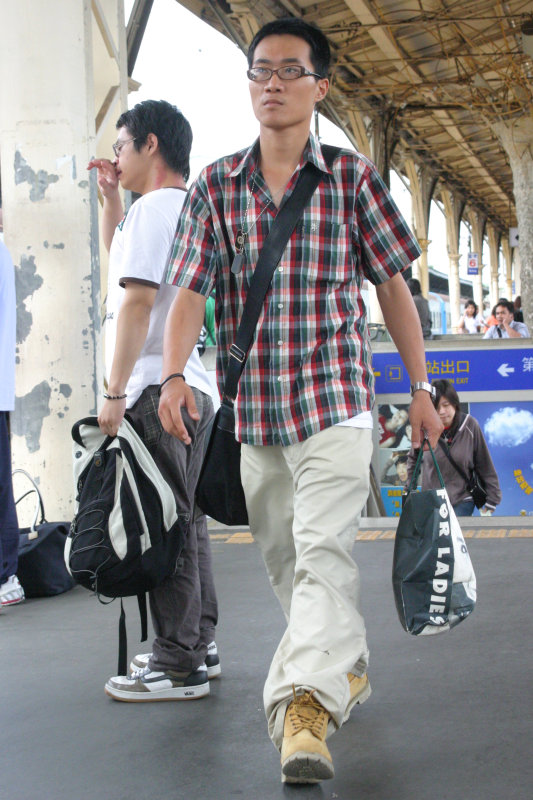 行進中的月台旅客台中火車站台灣鐵路旅遊攝影