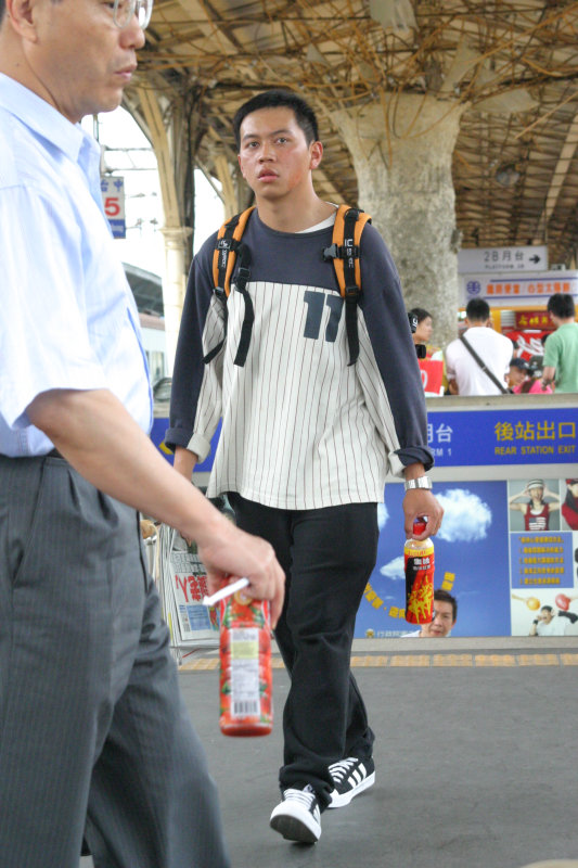 行進中的月台旅客台中火車站台灣鐵路旅遊攝影