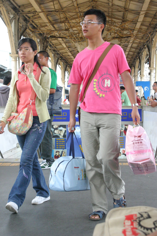 行進中的月台旅客台中火車站台灣鐵路旅遊攝影