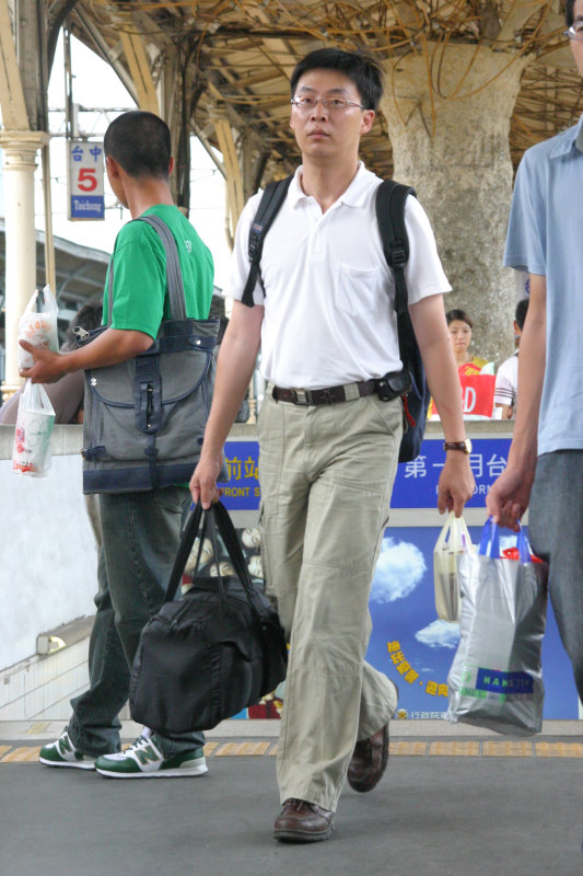 行進中的月台旅客台中火車站台灣鐵路旅遊攝影