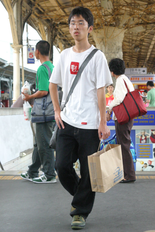 行進中的月台旅客台中火車站台灣鐵路旅遊攝影