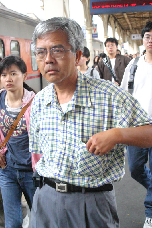 行進中的月台旅客台中火車站台灣鐵路旅遊攝影