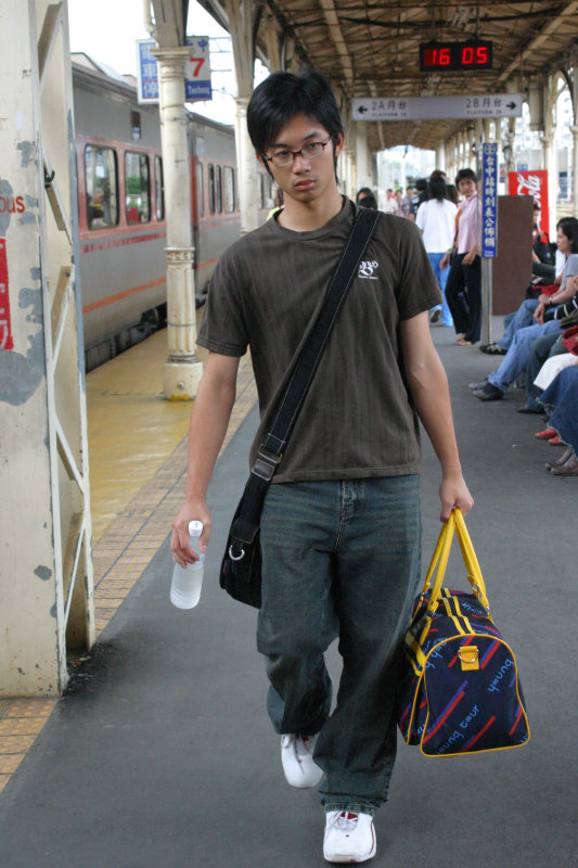 行進中的月台旅客台中火車站台灣鐵路旅遊攝影