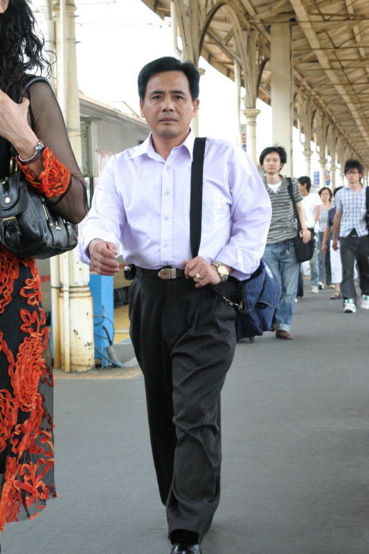 行進中的月台旅客台中火車站台灣鐵路旅遊攝影