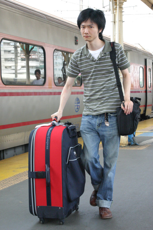 行進中的月台旅客台中火車站台灣鐵路旅遊攝影