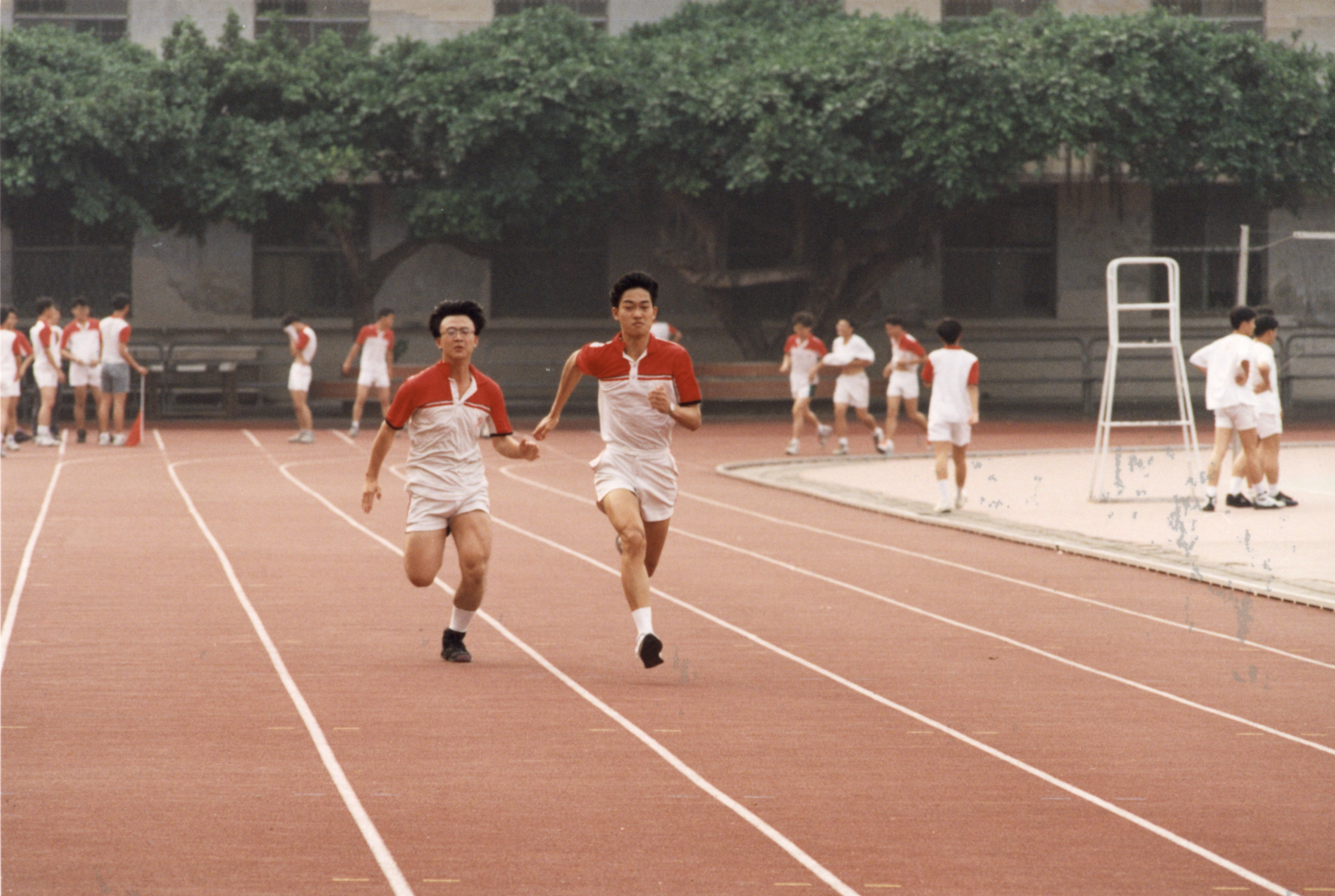 台中一中校園籃球場高中帥哥校園攝影