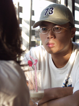 夕陽下的對話-謝文山同學-2002-09-29咖啡廳攝影拍照2000年至2003年橘園經營時期台中20號倉庫藝術特區藝術村
