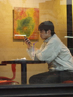 聊天表情-手機與藝術品-2002-03-10咖啡廳攝影拍照2000年至2003年橘園經營時期台中20號倉庫藝術特區藝術村