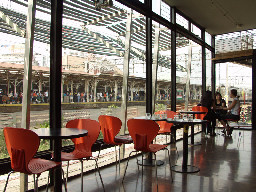 聊天表情與台中火車站月台2002-09-01咖啡廳攝影拍照2000年至2003年橘園經營時期台中20號倉庫藝術特區藝術村
