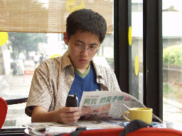 聊天表情閱讀報紙-2002-03-31咖啡廳攝影拍照2000年至2003年橘園經營時期台中20號倉庫藝術特區藝術村