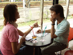 聊天表情真豐富2002-09-22咖啡廳攝影拍照2000年至2003年橘園經營時期台中20號倉庫藝術特區藝術村