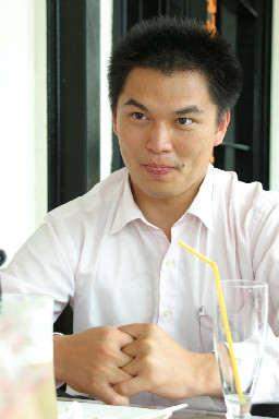 劉俊雄2005-06-18咖啡廳攝影拍照2003年至2006年加崙工作室(大開劇團)時期台中20號倉庫藝術特區藝術村
